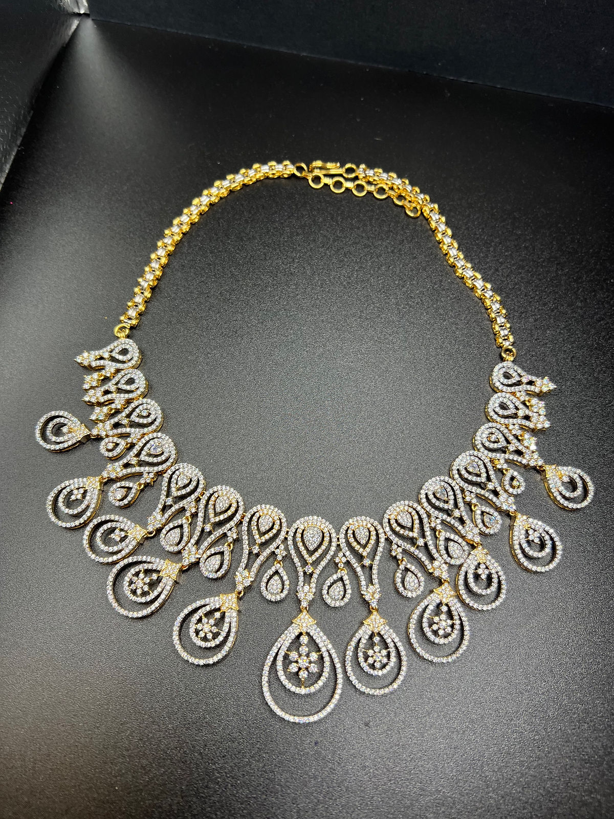 Gold stoned necklace set with earrings