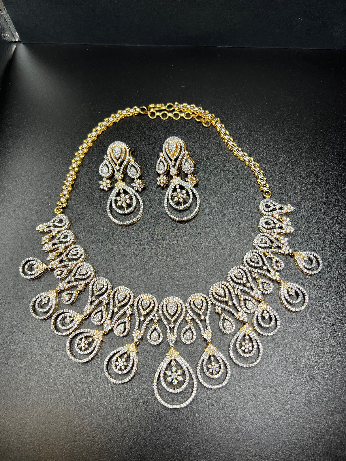 Gold stoned necklace set with earrings
